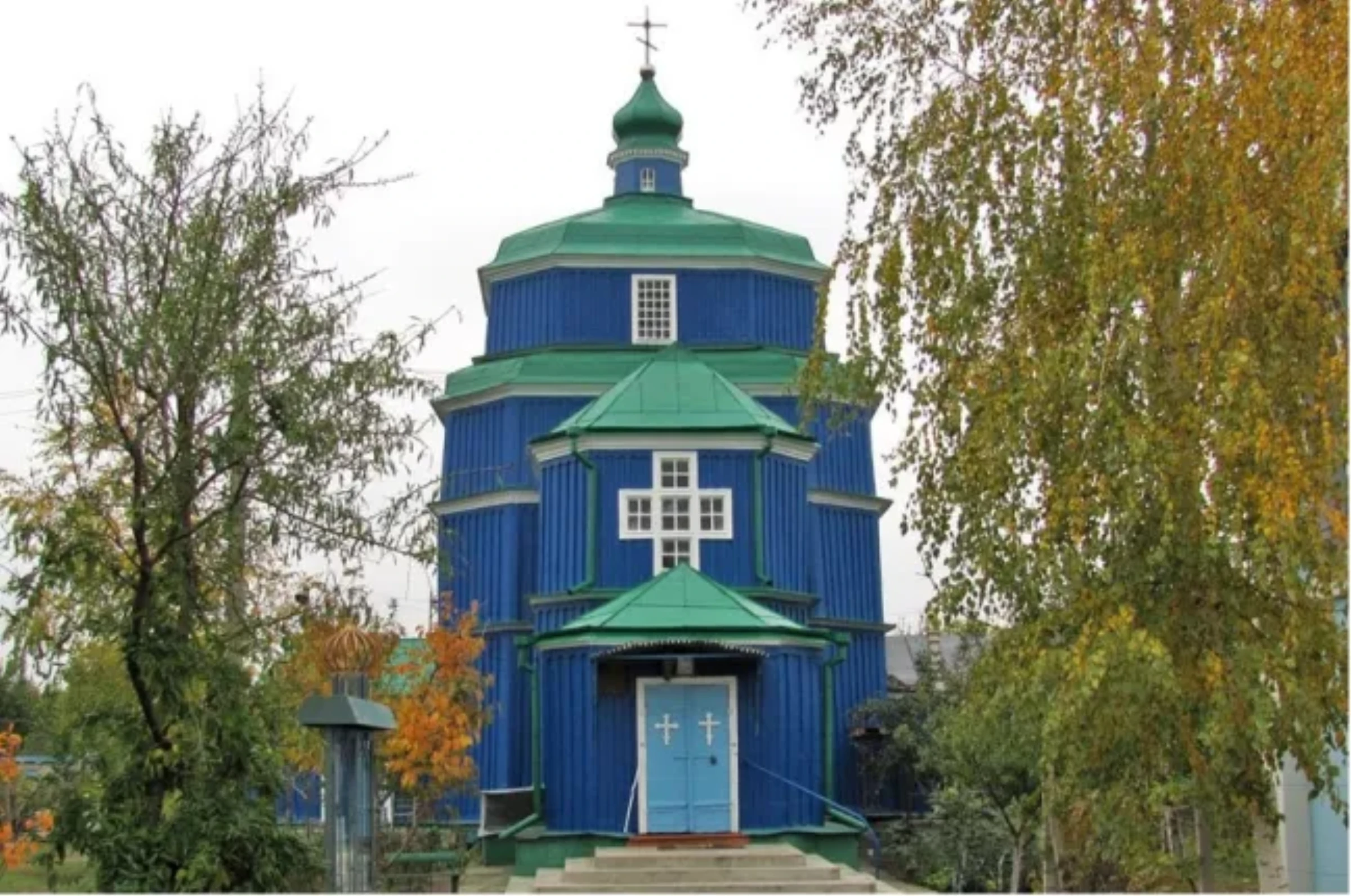 The Holy Presentation Church in Beryslav, Ukraine, a wooden Cossack church built in 1725, photographed before its destruction