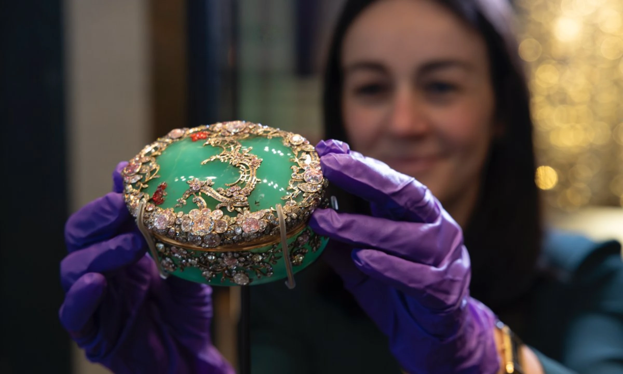 A gold 18th-century snuffbox from the Gilbert Collection displayed in a museum vitrine.