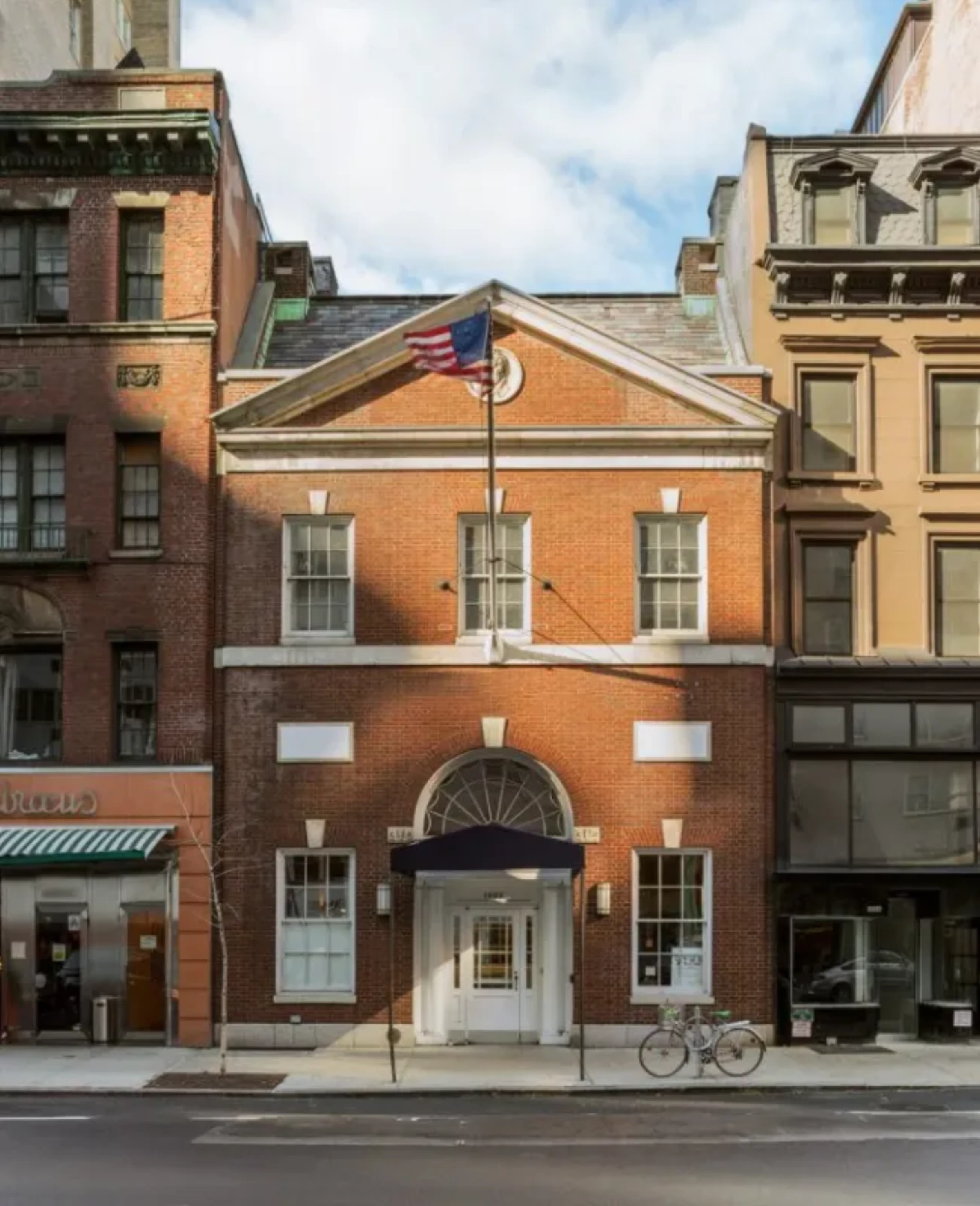 White Cube's New York flagship gallery building at 1002 Madison Avenue